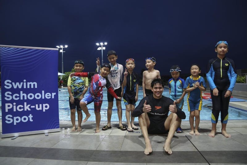 Group photo of Swim Schooling students with Joseph Schooling