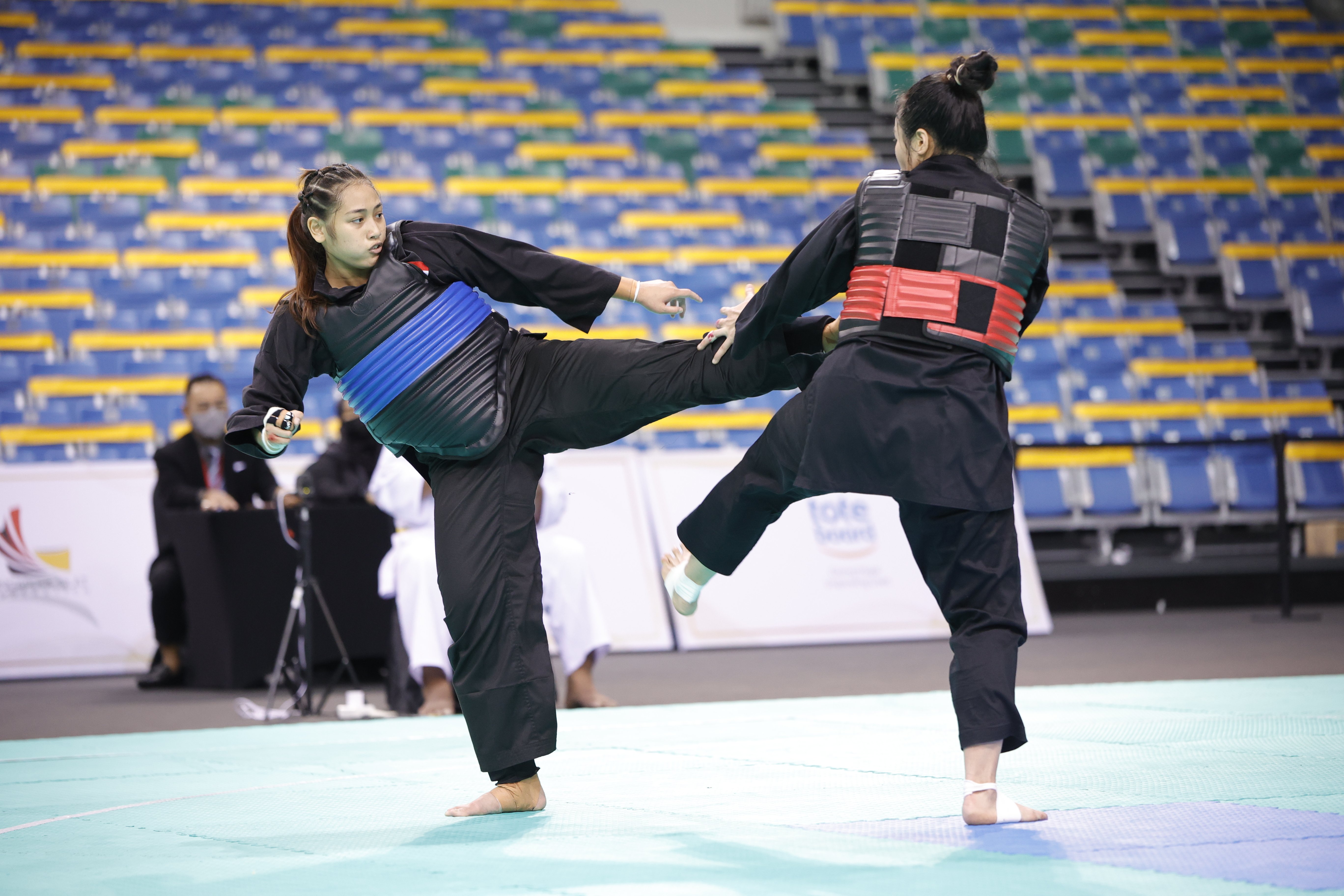 20220226_(L-R) Siti Khadijah Binte Mohd Shahrem (Singapore), Nguyen Thi Cam Nhi (Vietnam)_Photo credit to Singapore Silat Federation