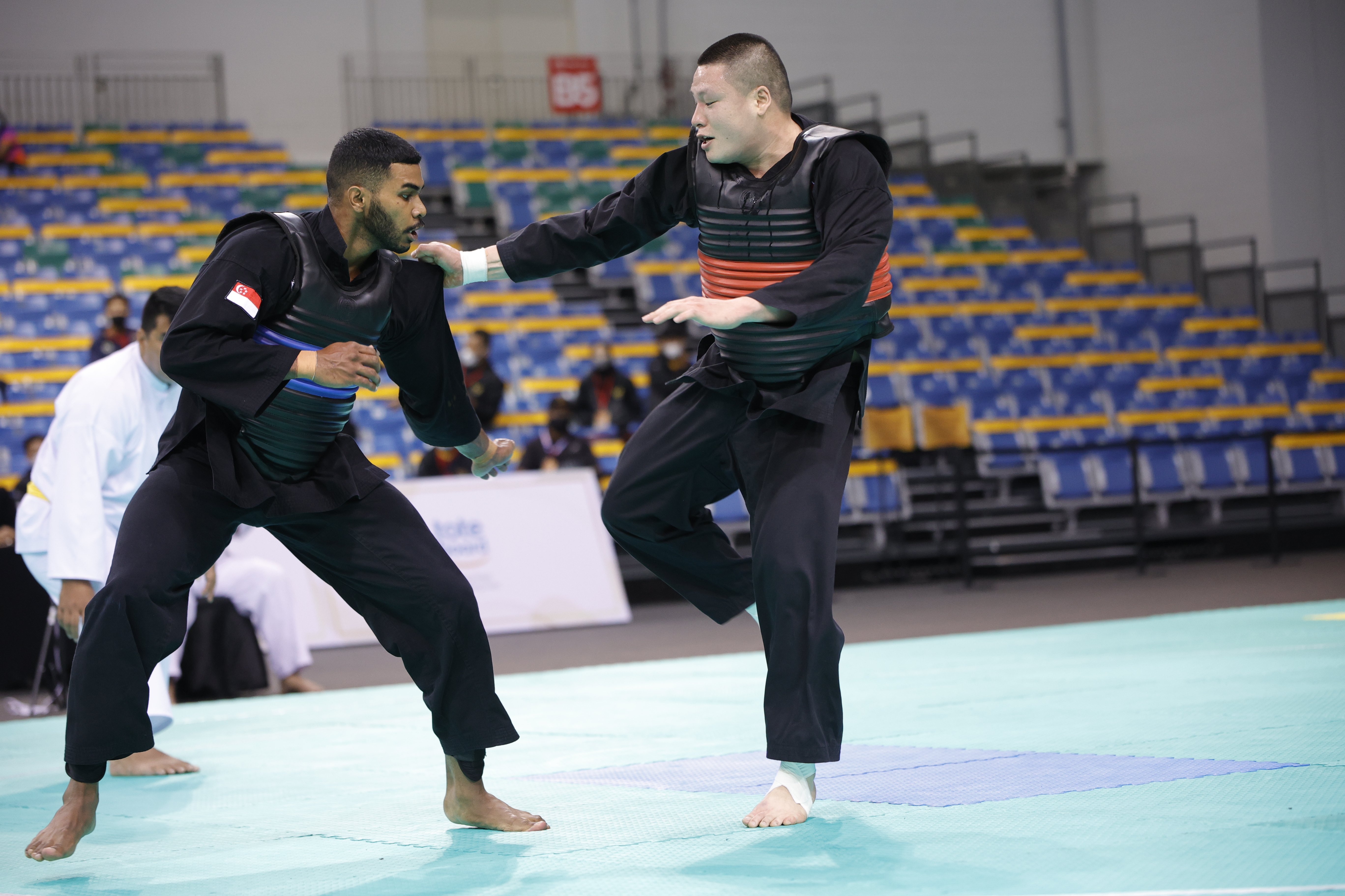 20220227_Sheik Farhan Bin Sheik Alauddin (left) of Singapore, Nguyen Van Tri (right) of Vietnam 002_Photo credit to Singapore Silat Federation 