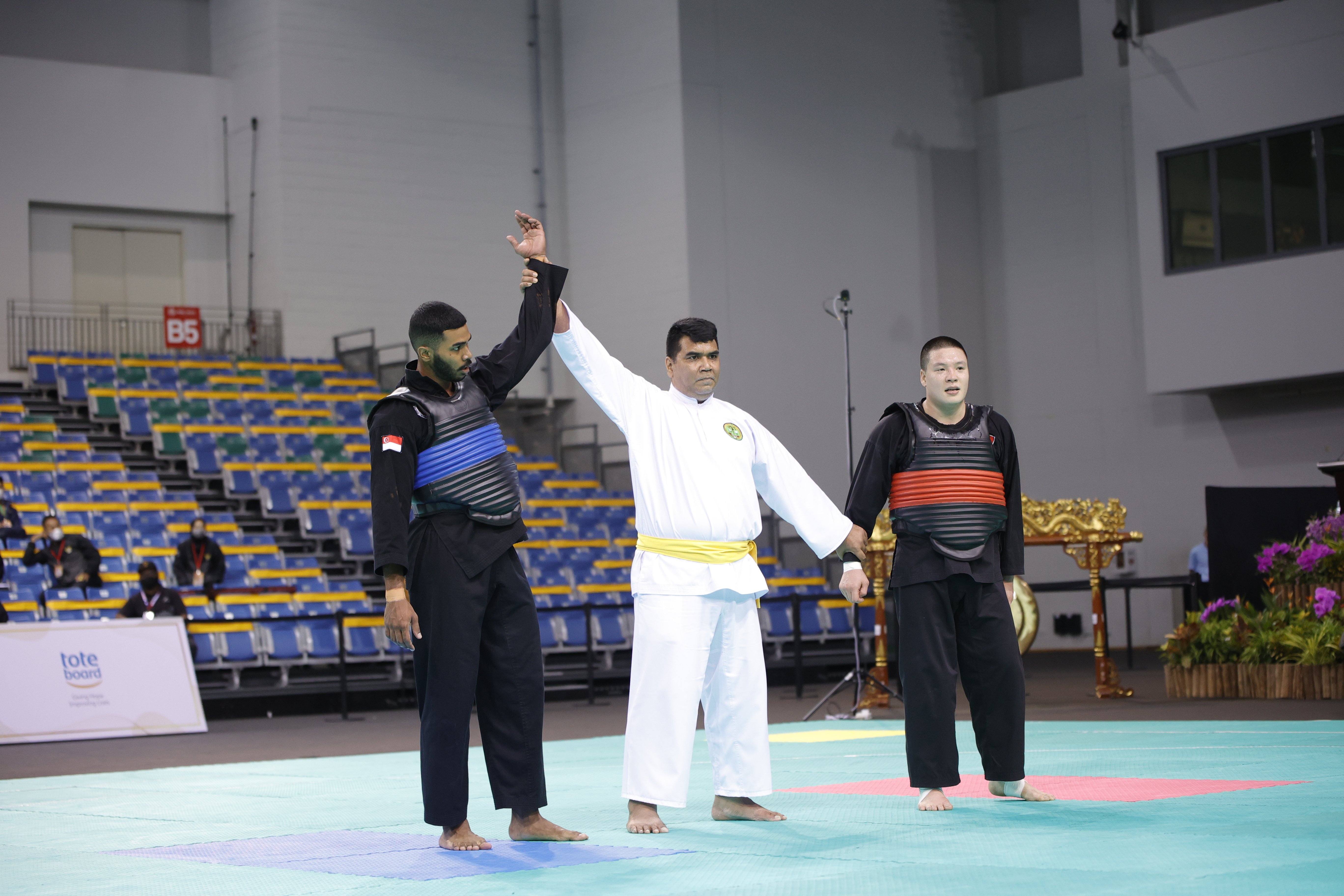 20220227_Sheik Farhan Bin Sheik Alauddin (left) of Singapore, Nguyen Van Tri (right) of Vietnam_Photo credit to Singapore Silat Federation 