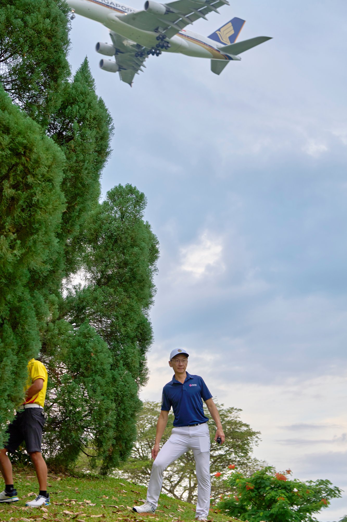 2024-04-15_NSG Golf Championship Master Course @Laguna Nationals_Photo by Eric Koh DSC06591 Golf Official assisting as Sean Pang(HCI) searches for his golf ball under the tree