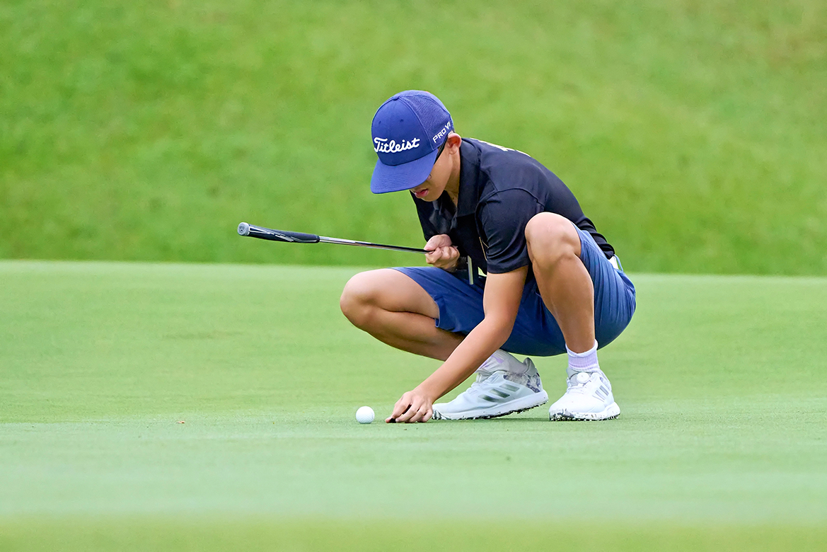 2024-04-15_NSG Golf Championship Master Course @Laguna Nationals_Photo by Eric Koh DSC06739 Cheng You Lun(NYJC) does his alignment check before putting at the first hole