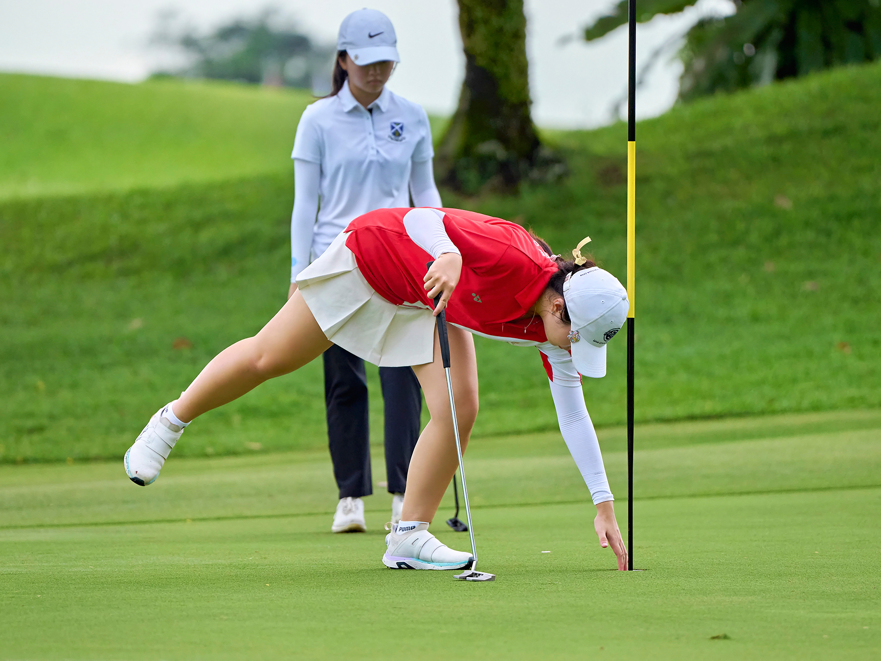 2024-04-15_NSG Golf Championship Master Course @Laguna Nationals_Photo by Eric Koh DSC08921 Division A girl(SSS) retrieves her golf ball