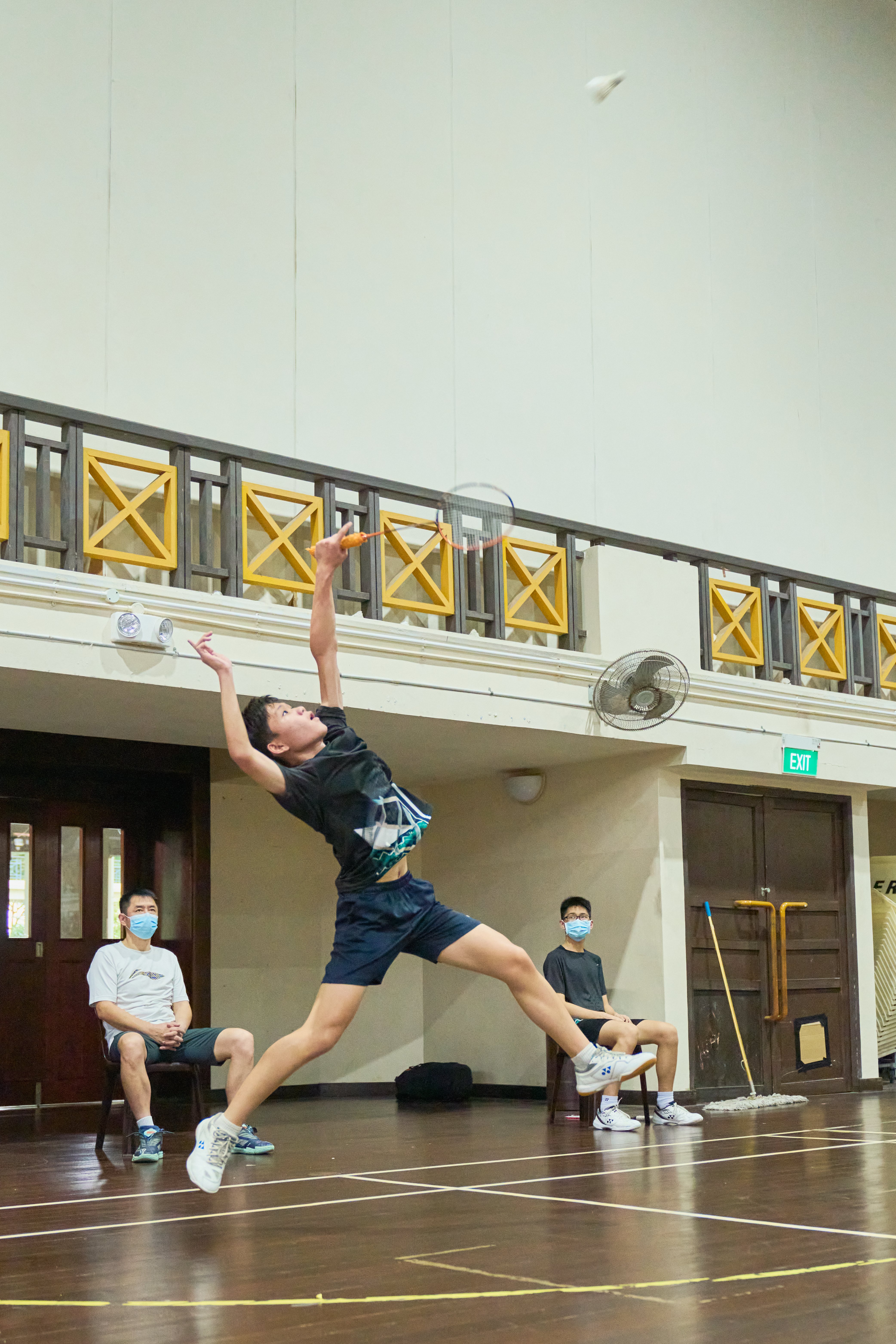 2022-04-27 Badminton B Div Boys Final Match 1 Seok Kai Aik(Fuhua Sec) returned a shot to Vicent Ma(HCI), Vincent Ma Wenxi won 21-4, 21-8 HCI won 4-1 Photo by Eric Koh DSC06673