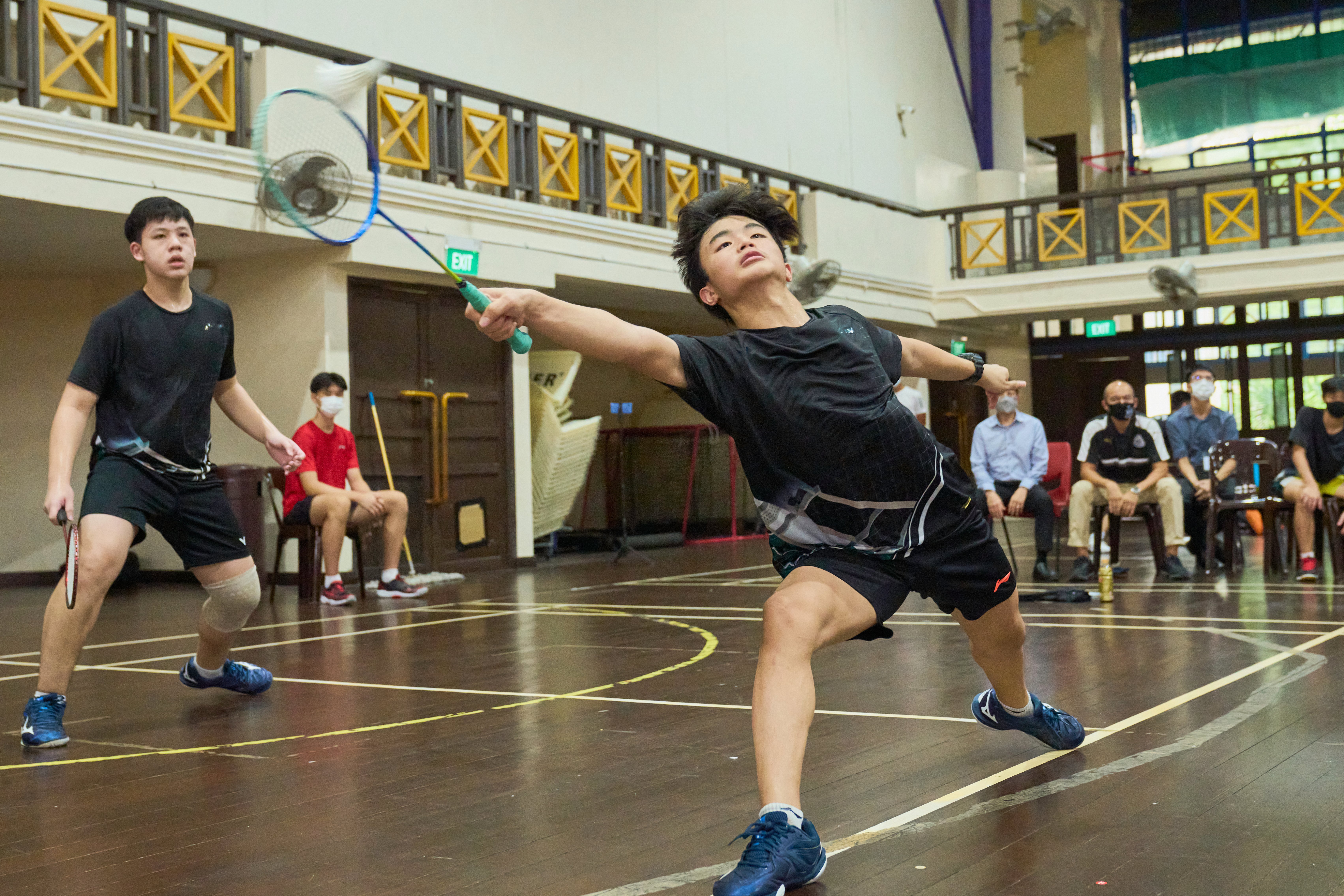 2022-04-27 Badminton B Div Boys Final Match 2 Team from Fuhua Sec returned a shot to HCI Team, Fuhua Sec won the double match 21-14 21-14 HCI won 4-1 Photo by Eric Koh DSC07002 1