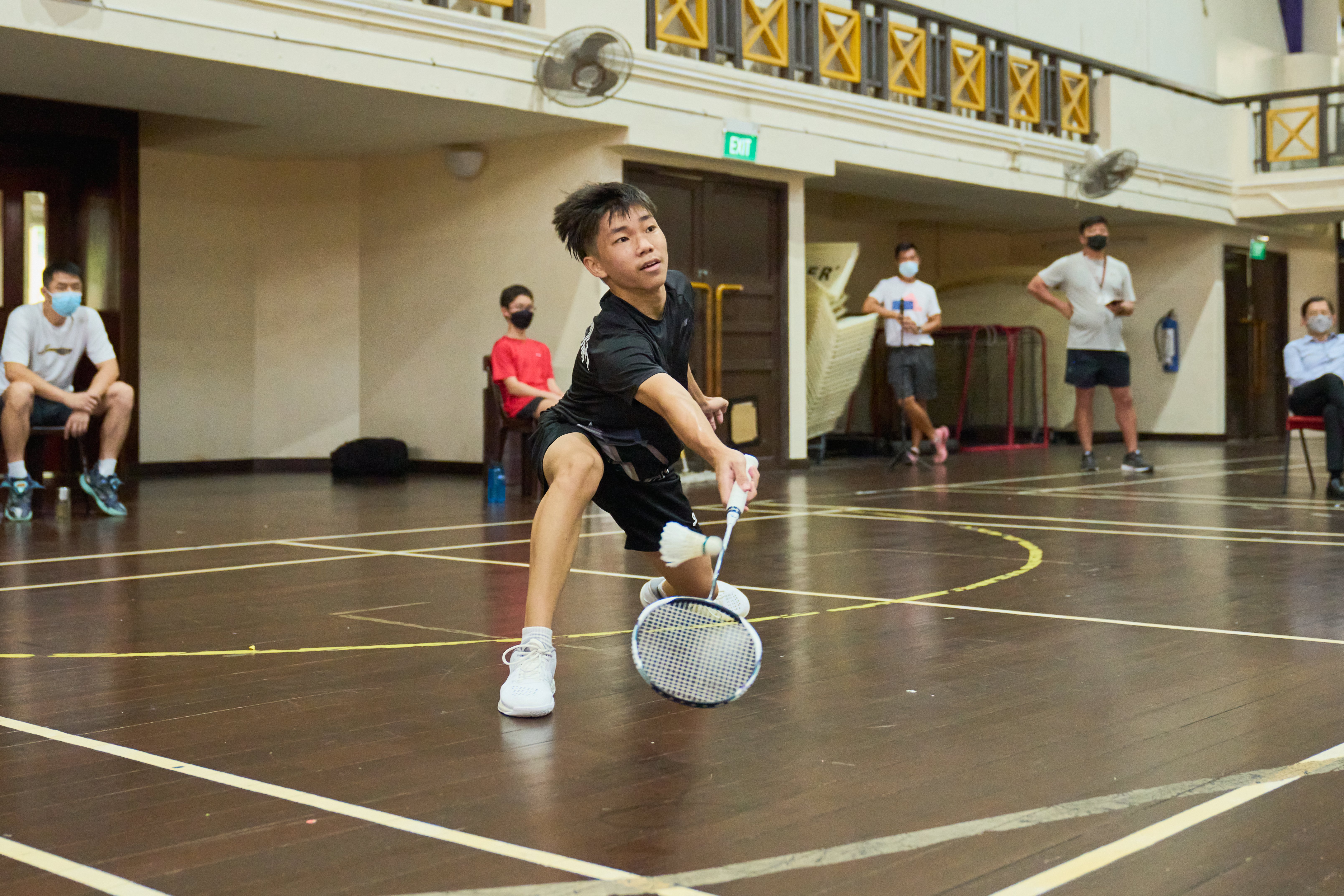 2022-04-27 Badminton B Div Boys Final Match 3 Tan Jing Xiang(Fuhua Sec) retrieved a shot from Brendan Lau Zheng Xin(HCI) Brendan won 21-5 21-10 Photo by Eric Koh DSC07542