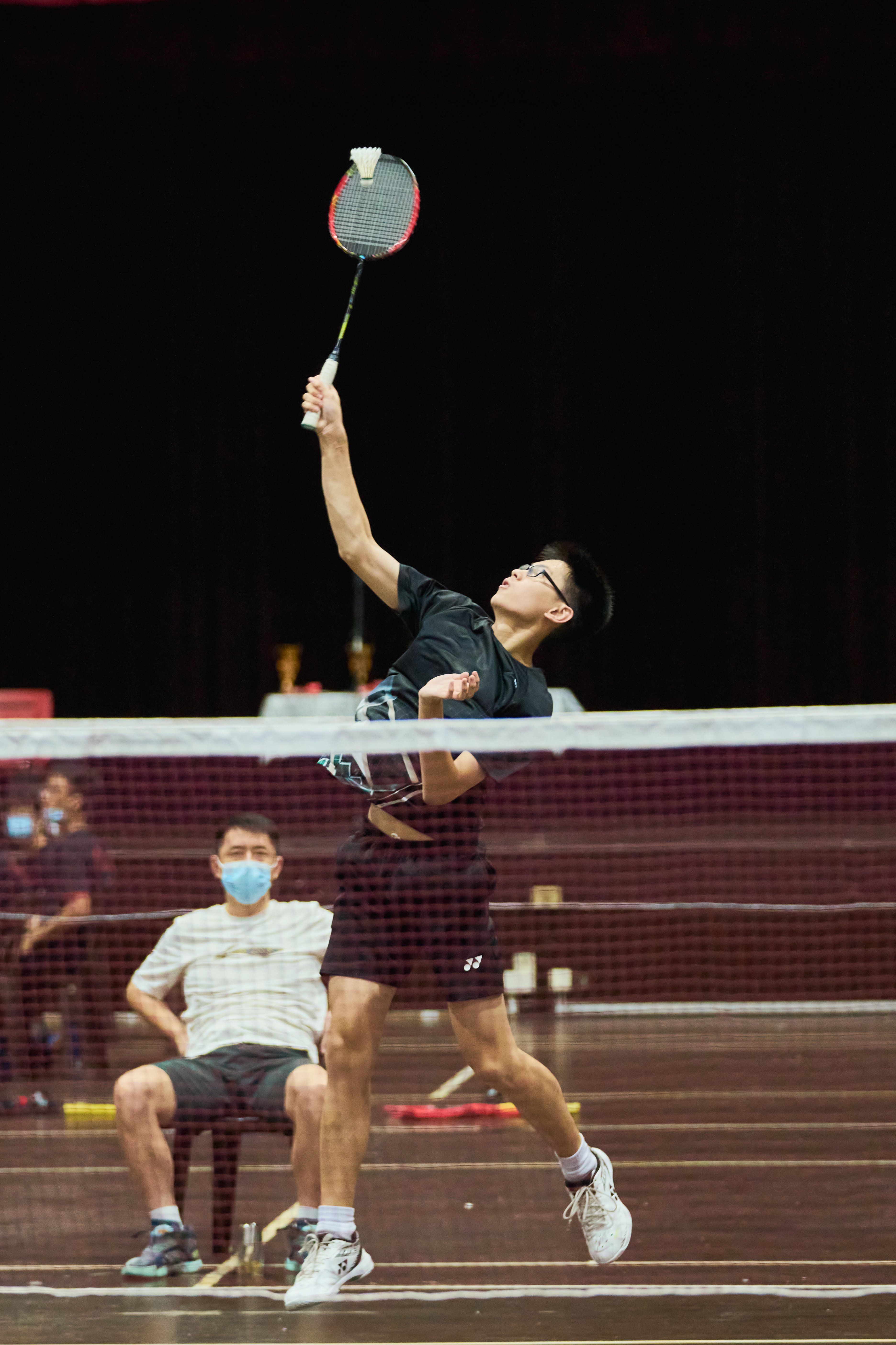 2022-04-27 Badminton B Div Boys Final Match 5 Mavelius Kurniawan(Fuhua Sec) returned the shot, Xie Yuxuan(HCI) won 21-15 21-18 Photo by Eric Koh DSC07919