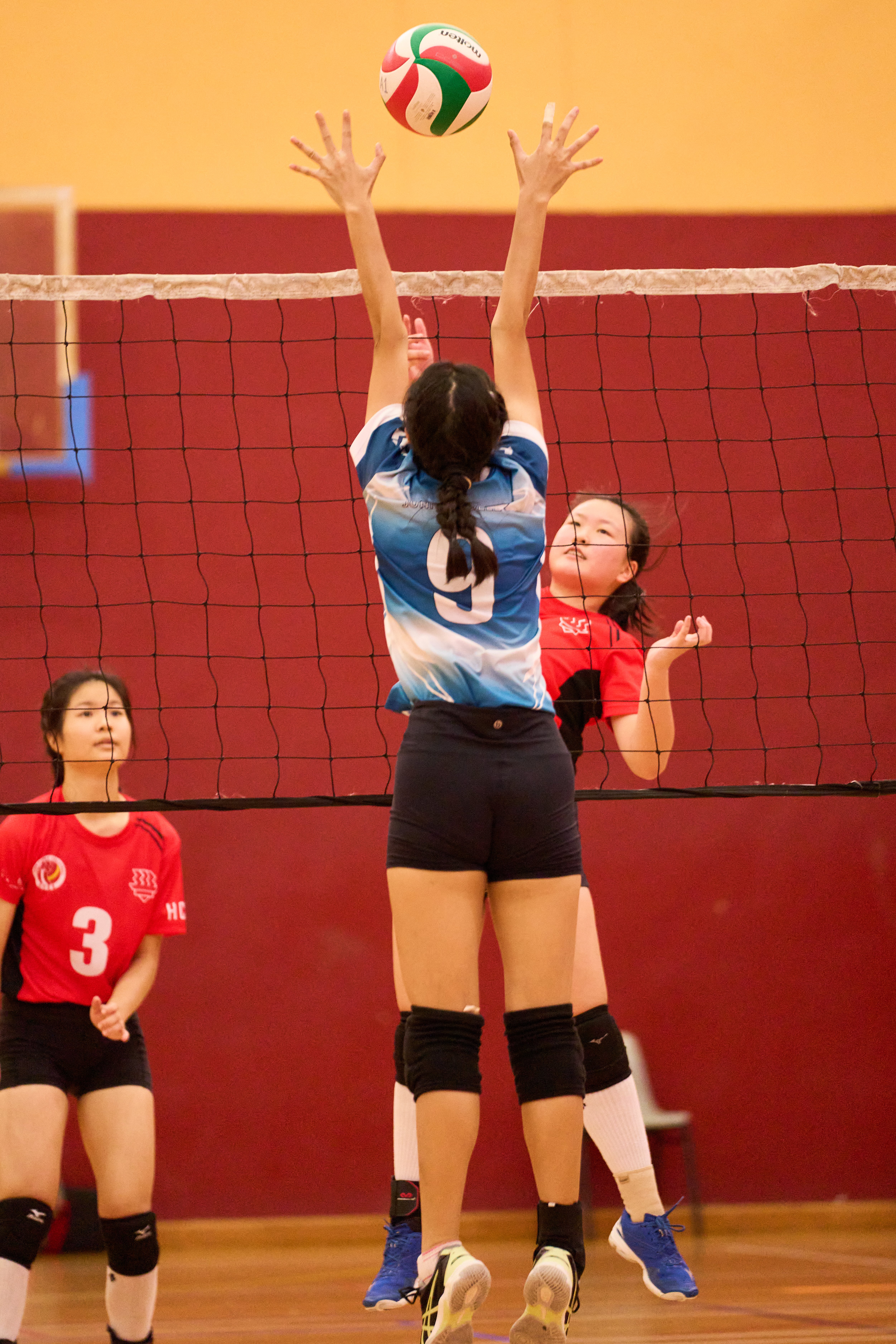 2022-05-06 Volleyball A Div Girls HCI vs ASRJC S1 Roxanne Eng Q H(9 ASRJC) attempted to block the ball HCI won 25-17 (1st Set)  Photo by Eric Koh DSC09948