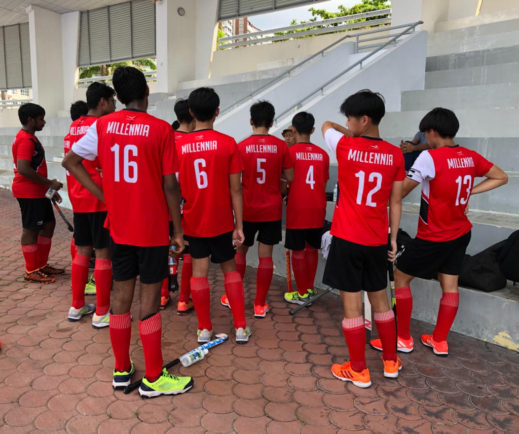 MI’s players being addressed by their coach Roslan Taib (middle, in hat) after the first quarter