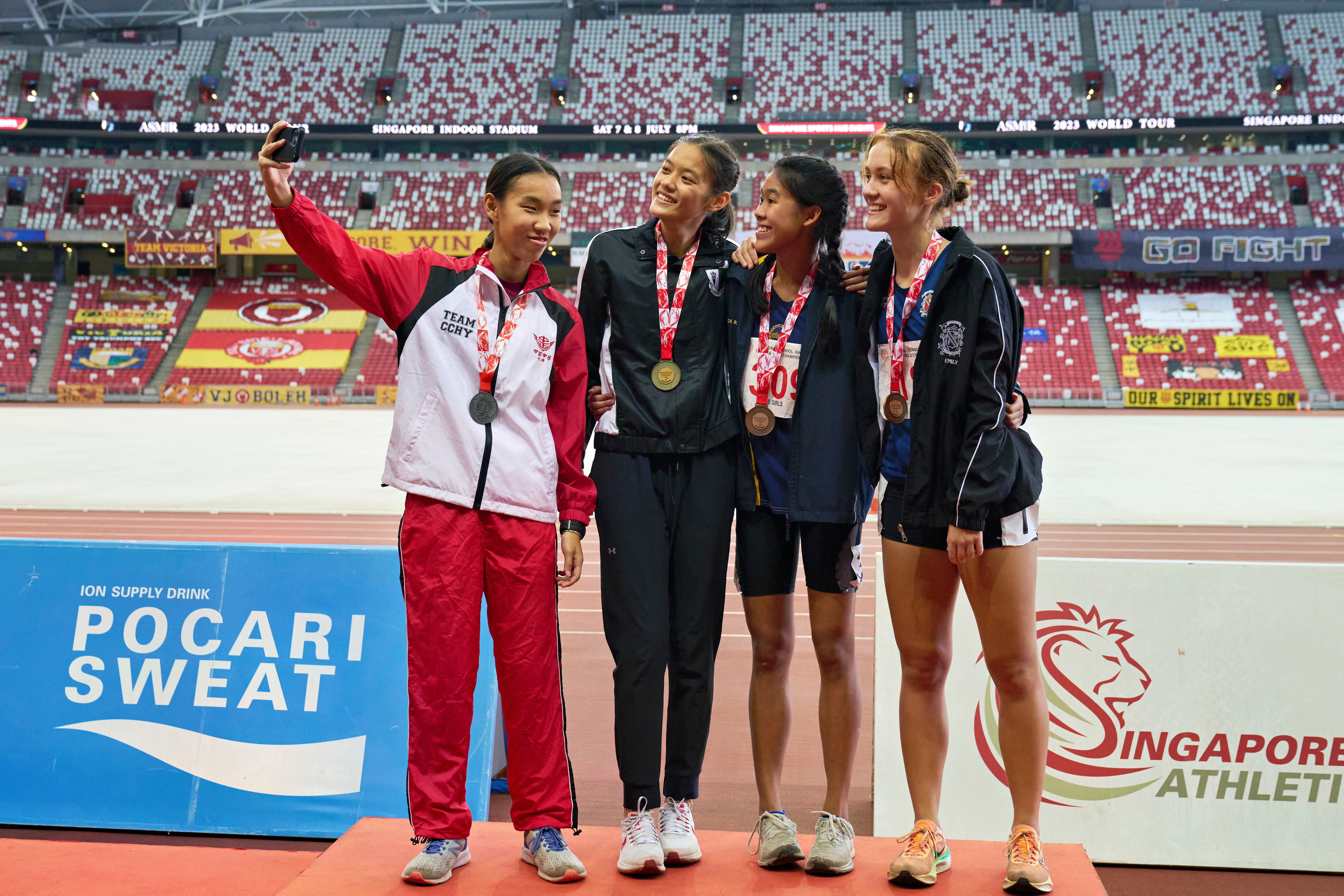 2023-04-28 NSG T&F Championships Photo by Eric Koh, B Div Girls 100m Victory Ceremony (From L) Teh Ying Shan(CCHY 2nd) Lim Yee Chern Clara(RGS 1st) Chloe Chee En Ya(MGS 3rd) and  Emily Annne Choi Yi Siu (STC 4th) D