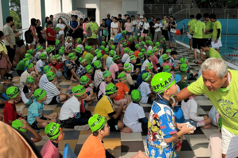 Group photo of Isplash Swim School students