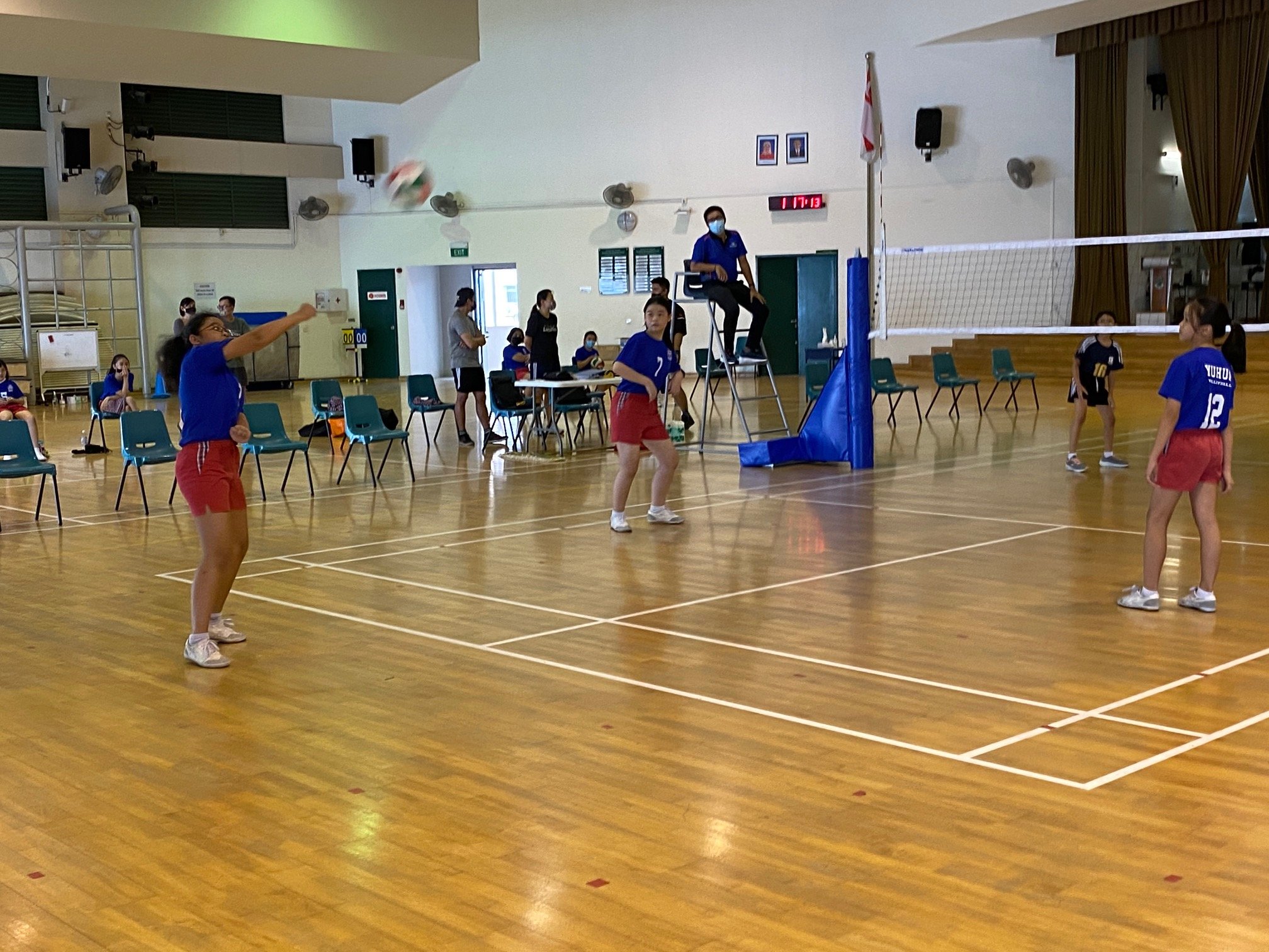 Yuhua Primary (blue) vs Xinmin Primary (black) at the National School Games Senior Division girls volleyball preliminary stage (3)