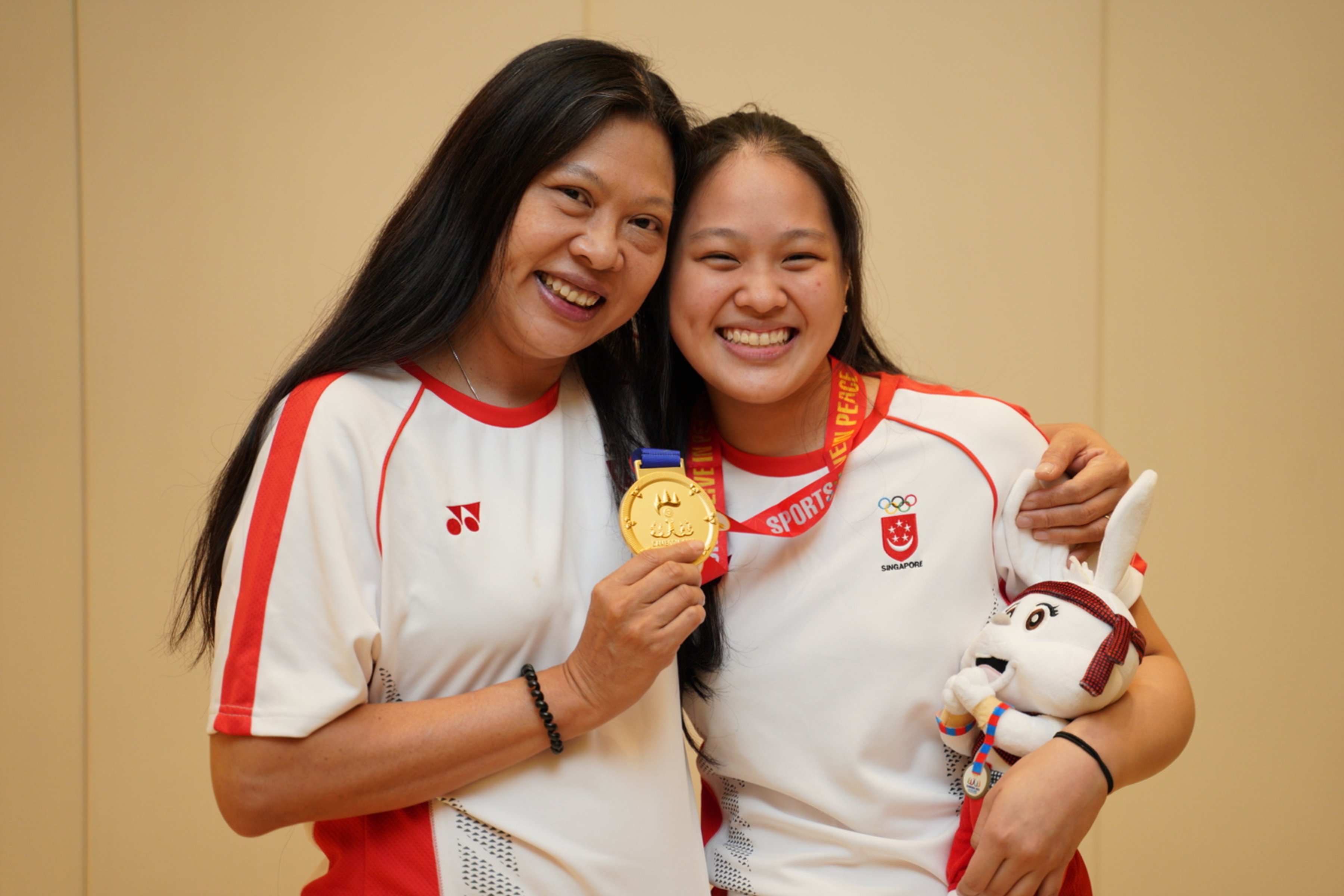 Cambodia 2023: Golden Mother's Day gift from fencer Elle Koh to mother ...